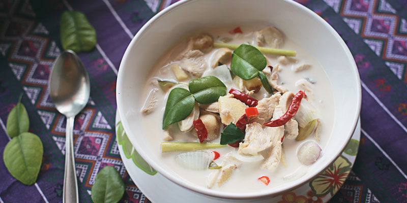 Súp gà nước cốt dừa (Tiếng Thái Lan là tom kha gai)