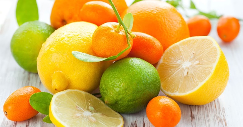 Các loại trái cây giàu vitamin C giúp điều tiết chất nhờn trên da, cho da trắng đẹp, giảm mụn