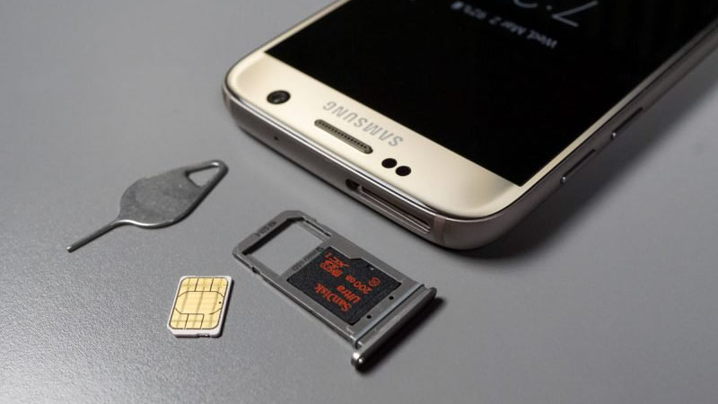 Khe cắm SIM thẻ nhớ Khe cắm SIM thẻ nhớ