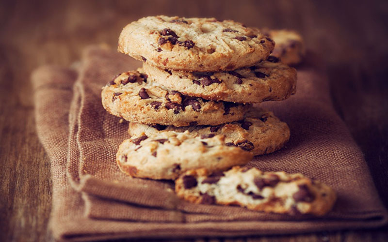 Bánh cookies được làm từ bột mì, đường, bơ, vừng, lạc, chocolate, mứt hoa quả... nên rất giàu dinh dưỡng