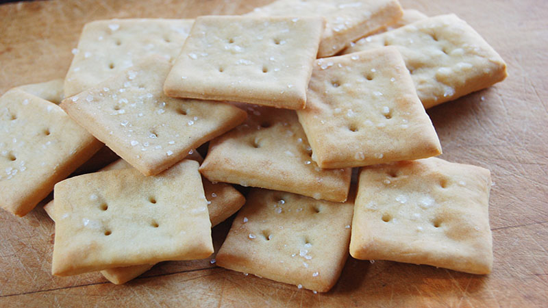 Cracker là một loại bánh quy giòn phù hợp với mẹ bầu đang trong giai đoạn ốm nghén