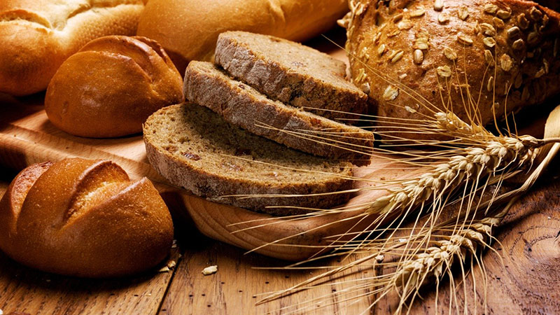 Bánh mỳ ngũ cốc nguyên hạt giàu chất xơ và các loại vitamin A, B sẽ cung cấp một lượng carbohydrate đáng kể