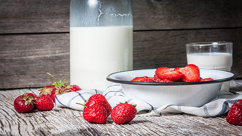  Trái cây chua chứa nhiều axit. Khi axit gặp protein trong sữa sẽ khiến cho protein bị biến tính, làm giảm giá trị dinh dưỡng của protein, cũng như gây đầy bụng, khó tiêu
