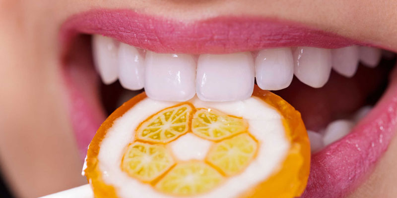 Khi đường bám vào răng sẽ khiến răng dễ bị sâu.