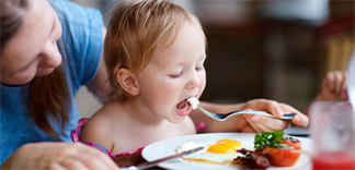 Những cảnh báo mẹ cần lưu ý khi cho bé ăn trứng