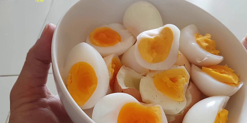 Nếu như bạn luộc trứng lòng đào lại để qua đêm thì cho trẻ ăn sẽ rất nguy hiểm Nếu như bạn luộc trứng lòng đào lại để qua đêm thì cho trẻ ăn sẽ rất nguy hiểm