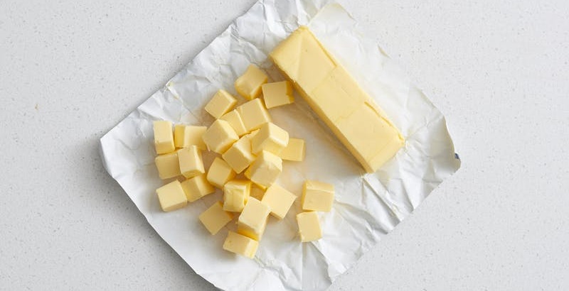 Cắt nhỏ bơ sẽ giúp bơ tan nhanh hơn khi để nguyên khôi