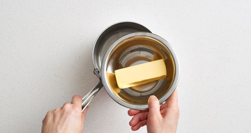 Sử dụng nước nóng đun cách thủy bơ sẽ giúp bơ mềm nhanh