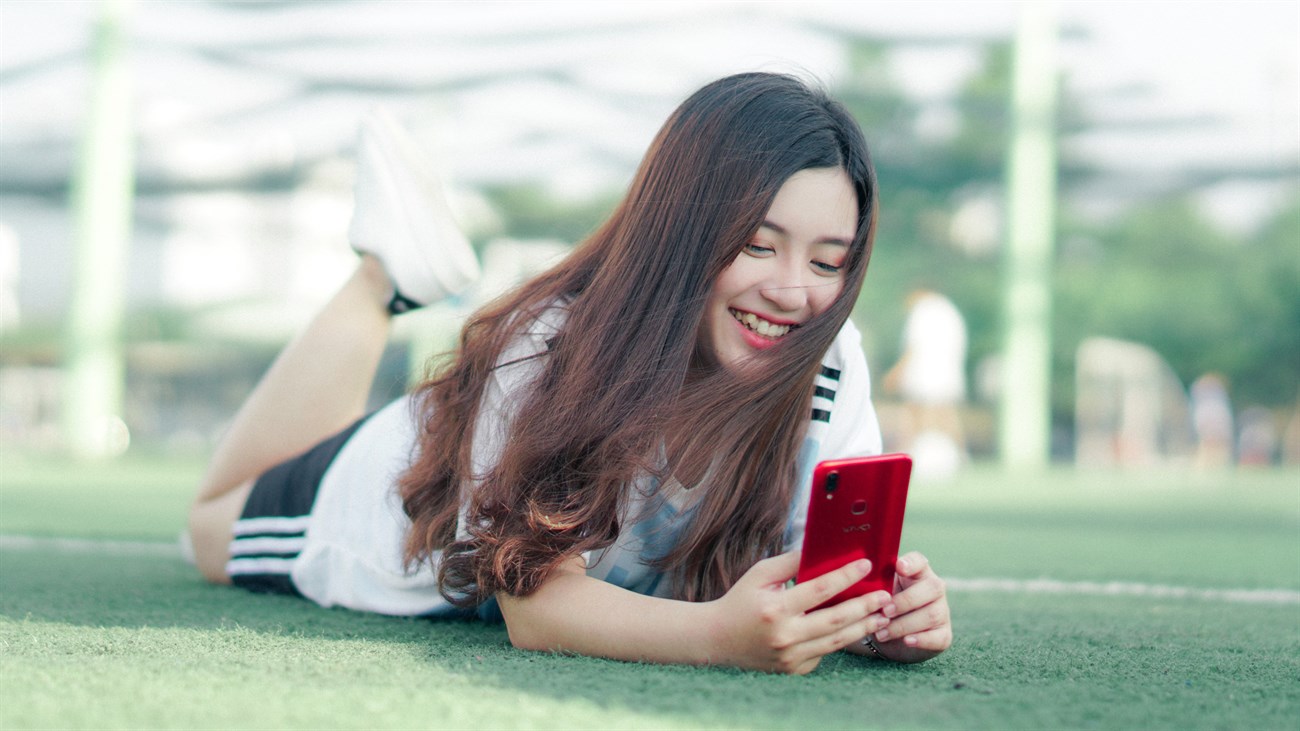 Đố Bạn: Bạn Nữ Xinh Trong Ảnh Cầm Smartphone Gì?