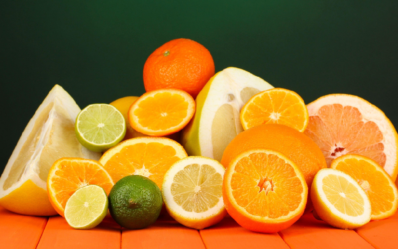Những loại trái cây họ cam chanh chứa lượng vitamin C dồi dào cùng với tính axit giúp kháng viêm, tiêu diệt những vi khuẩn có hại trong vòm miệng