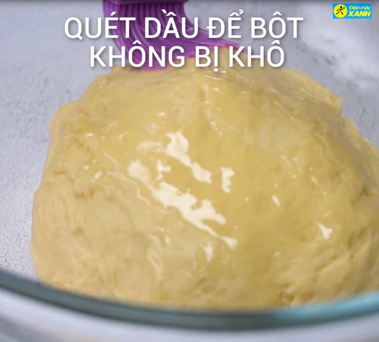 Quét dầu ăn lên bề mặt để bột không khô