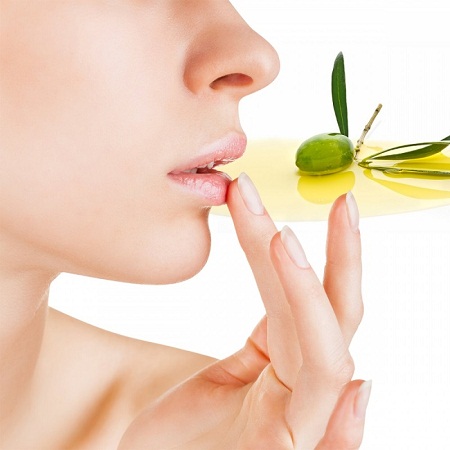 dùng dầu olive để giữ ẩm đôi môi