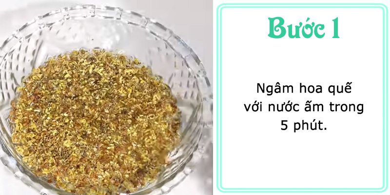 Ngâm hoa quế với nước ấm trong 5 phút Ngâm hoa quế với nước ấm trong 5 phút