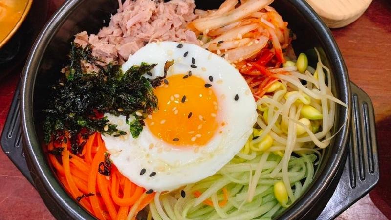 Bibimbap được biến tấu hết sức đa dạng và phong phú.