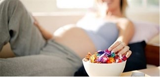Bà bầu thích ăn ngọt, con dễ bị cận thị, dị tật?