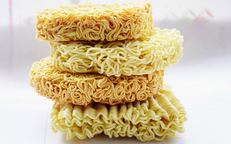 Mì ăn liền hầu như không cung cấp chất dinh dưỡng mà chất béo có trong mì ăn liền còn là nguyên nhân khiến cơ thể thừa cholesterol và béo phì.