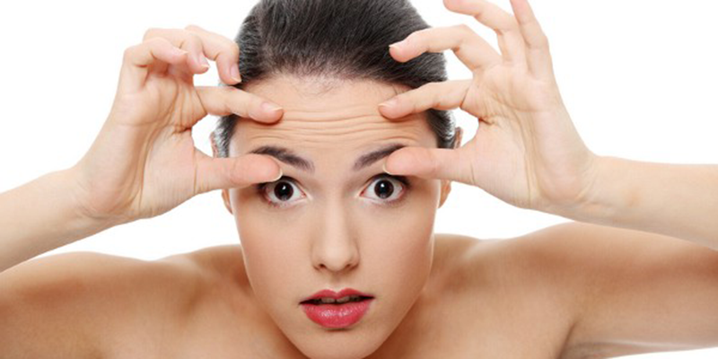 Mụn dưới da, da bị khô và sần, lão hóa nhanh và nếp nhăn rất nhiều là các bệnh của da thường gặp của dân văn phòng