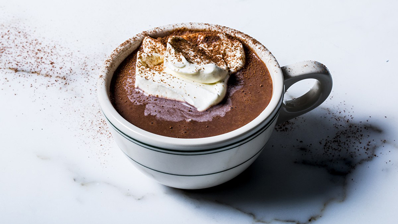 Các chuyên gia dinh dưỡng khuyên bạn nên uống 2 cốc chocolate nóng mỗi ngày có thể bảo vệ hệ thần kinh.