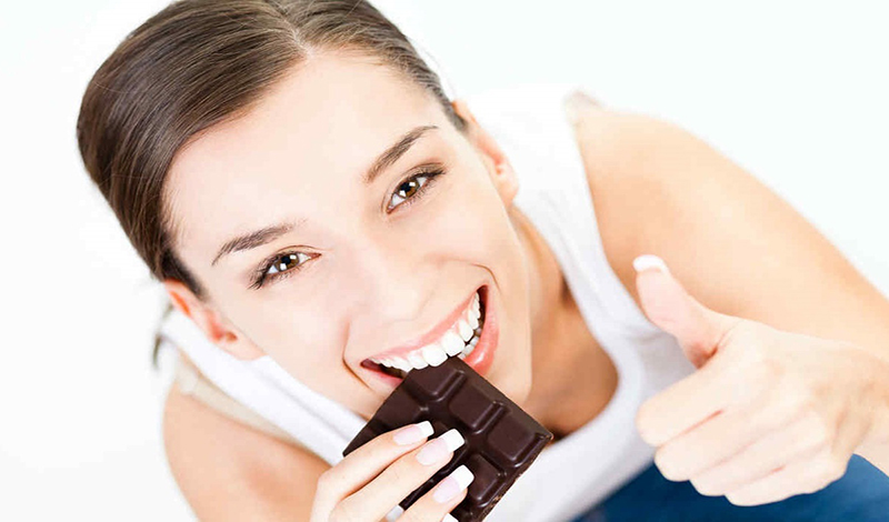 Chất flavonoid – chất chống oxy hóa trong chocolate đen kết hợp cùng các loại vitamin trong cơ thể sẽ tiết ra collgen, chống lão hóa, ngăn ngừa nếp nhăn, tăng độ đàn hồi cho da và phục hồi cho làn da cháy nắng rất hiệu.