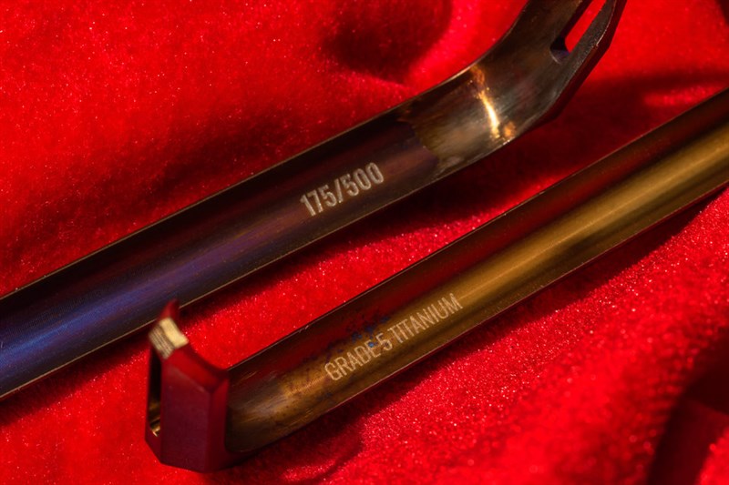 Ốp lưng được chia thành 2 mảng và bên trong được khắc số thứ tự như kiểu các phiên bản giới hạn