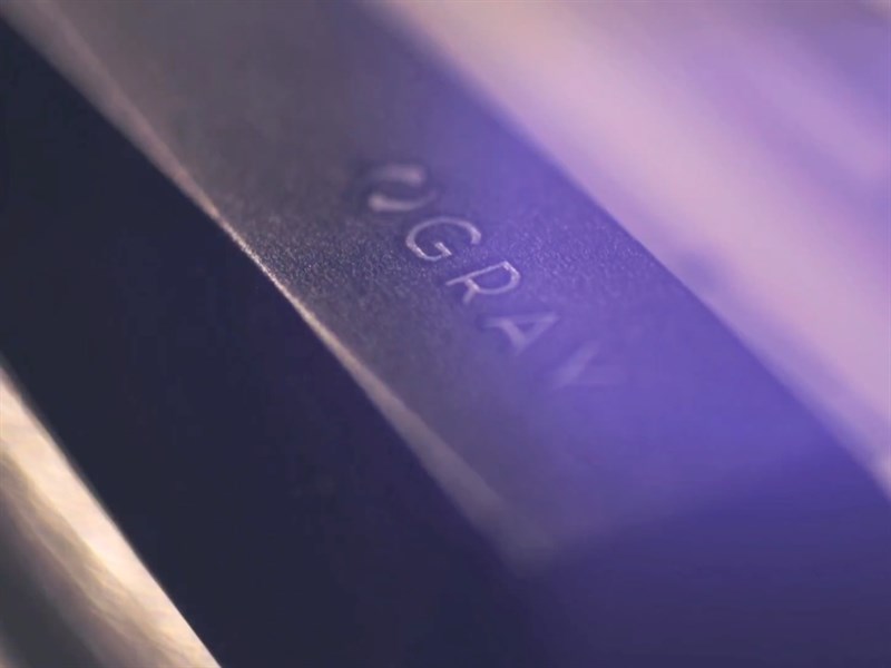 Logo và các chi tiết khác được khắc bằng laser