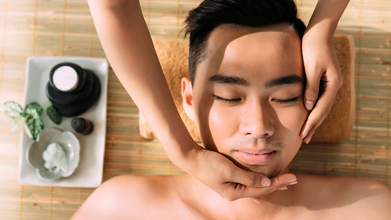 Massage mặt thường xuyên kích thích nang lông phát triển