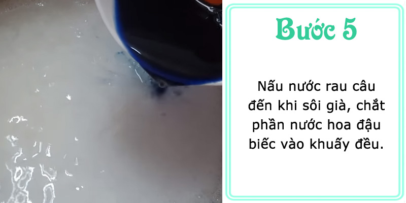 Nấu nước rau câu đến khi sôi già, chắt nước hoa đậu biếc vào khuấy đều