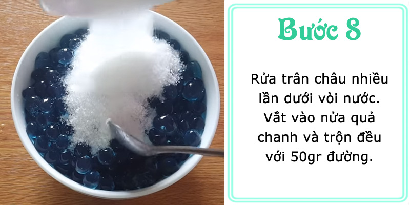 Rửa trân châu nhiều lần dưới vòi nước. Vắt vào nửa quả chanh, trộn đều trân châu với 50gr đường