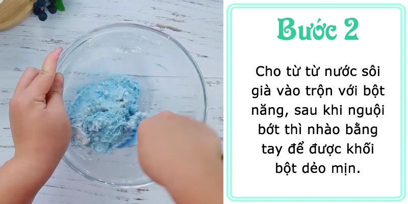 Cho từ từ nước sôi già vào trộn với bột năng, sau đó nhào bằng tay để được khối bột dẻo mịn