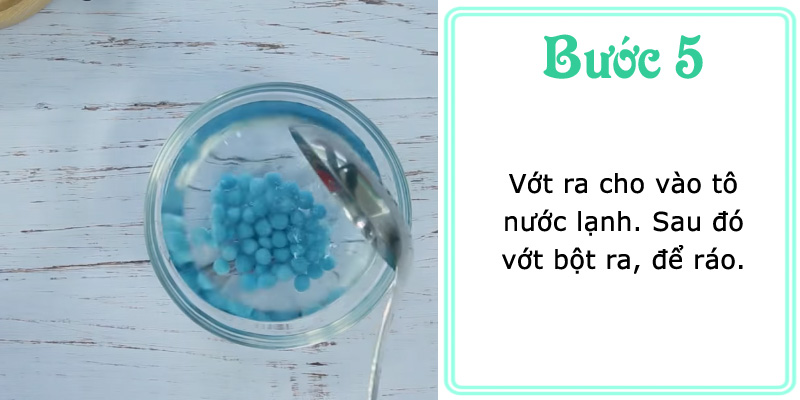 Vớt ra cho vào tô nước lạnh. Sau đó vớt ra để ráo