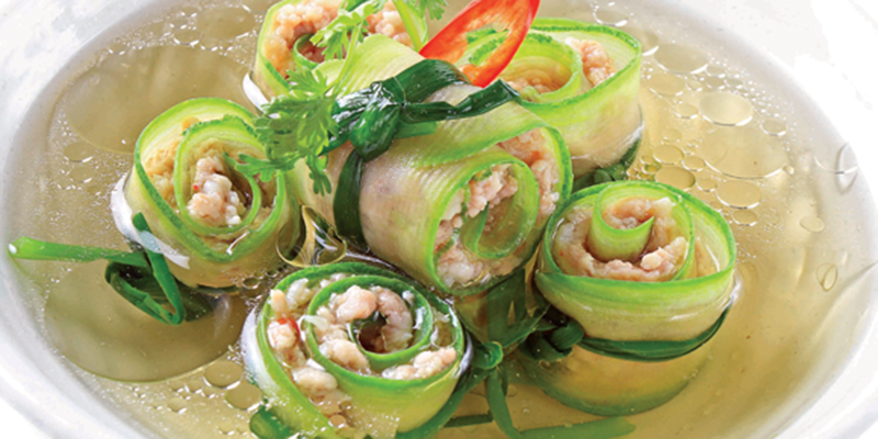 Sẽ ngon miệng hơn nếu như chúng ta ăn chả bí ngòi còn nóng, nồi hấp còn sôi lăn tăn