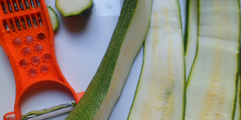 Bí ngòi gọt vỏ rửa sạch, dùng dao bào bào dọc theo chiều dài của quả bí ngòi