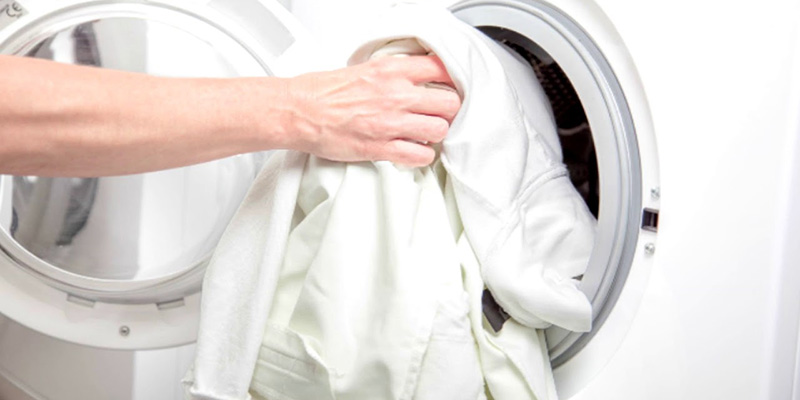 Tránh dùng nước xả khi giặt quần áo trắng