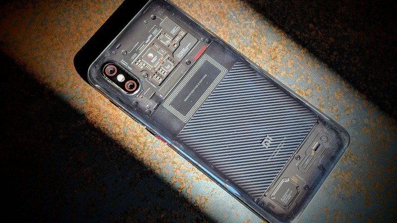 Xiaomi Mi 8 Explorer Edition với mặt lưng trong suốt