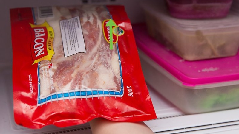 Bảo quản thịt xông khói trong túi kín, đặt trong tủ lạnh