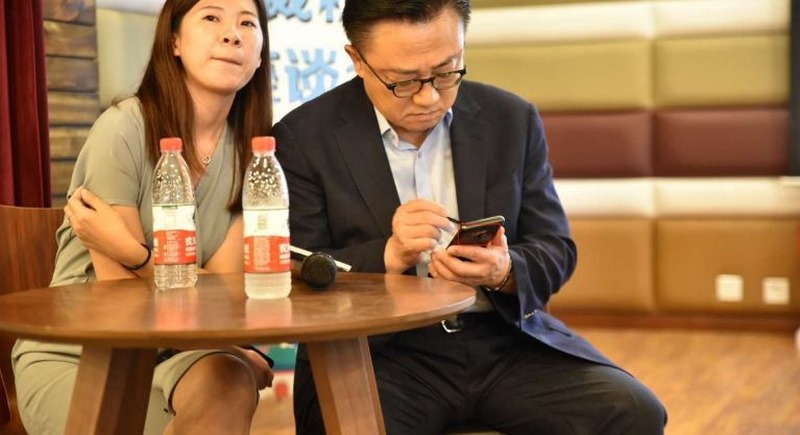 Ô kìa! CEO Samsung đang dùng Galaxy Note 9