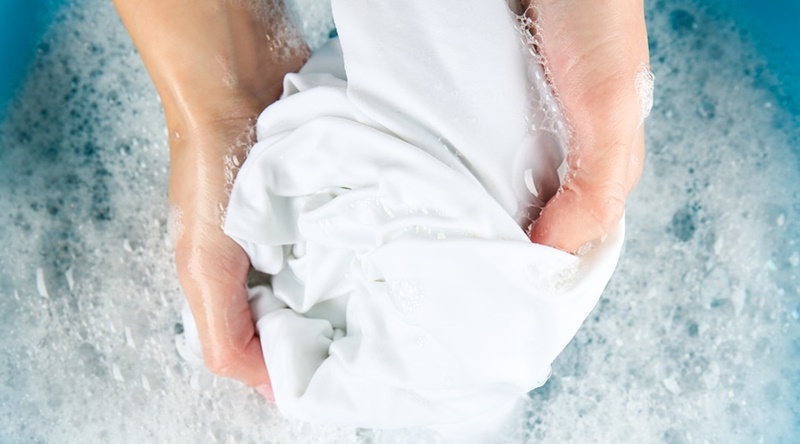 Nên giặt quần áo trắng sau 1 – 2 lần mặc để loại bỏ mồ hôi, bụi bẩn