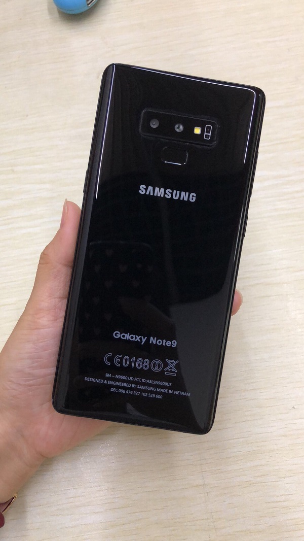 Hàng thật chưa ra, hàng nhái Galaxy Note 9 đã xuất hiện trên tay người dùng Hàng thật chưa ra, hàng nhái Galaxy Note 9 đã xuất hiện trên tay người dùng