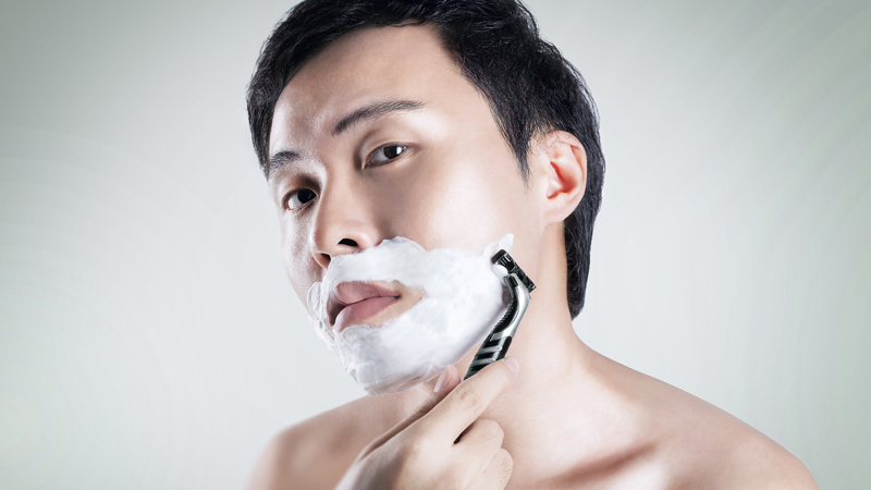 Không nên xịt bọt cạo râu trực tiếp lên da