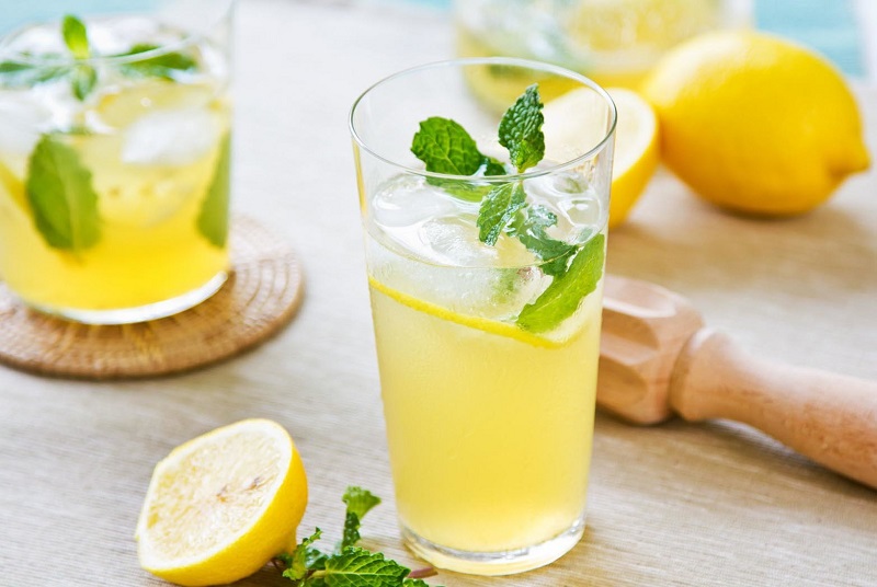 Uống 1 ly nước chanh vào mỗi buổi sáng