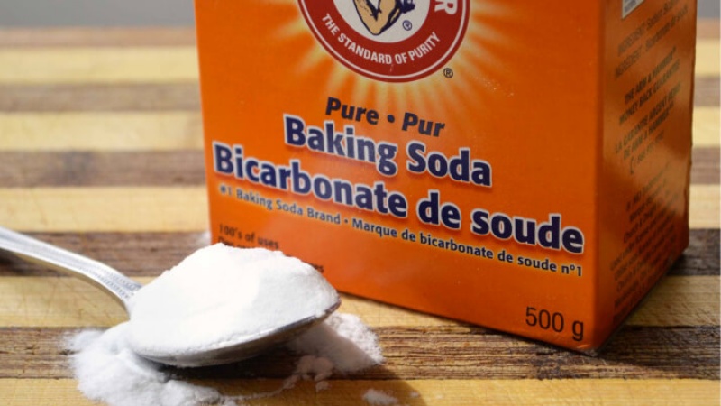 Baking soda là chất rắn trắng, dạng bột, dùng để khử trùng, tẩy rửa và điều trị mụn,...