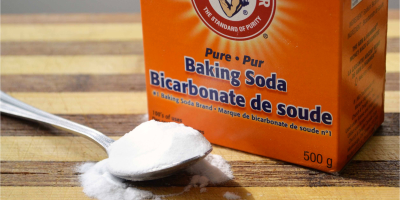 Baking soda là chất rắn trắng, dạng bột, dùng để khử trùng, tẩy rửa và điều trị mụn,... Baking soda là chất rắn trắng, dạng bột, dùng để khử trùng, tẩy rửa và điều trị mụn,...