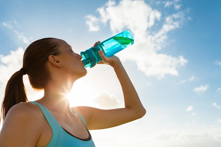 Uống đủ nước khi hoạt động ngoài nắng quá lâu để tránh mất nước gây say nắng, say nóng