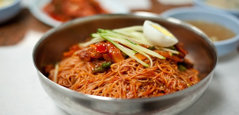 Mì xào bò với cải thìa