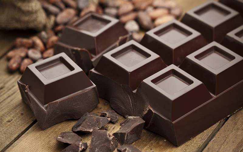 Chocolate đen thường chứa ít nhất 70% ca cao. Cacao chứa nhiều chất chống oxy hóa flavanol cùng protein và vitamin B sẽ làm giảm tình trạng viêm da do tiếp xúc với ánh nắng mặt trời và tăng cường lưu thông máu giúp da hồng hào.