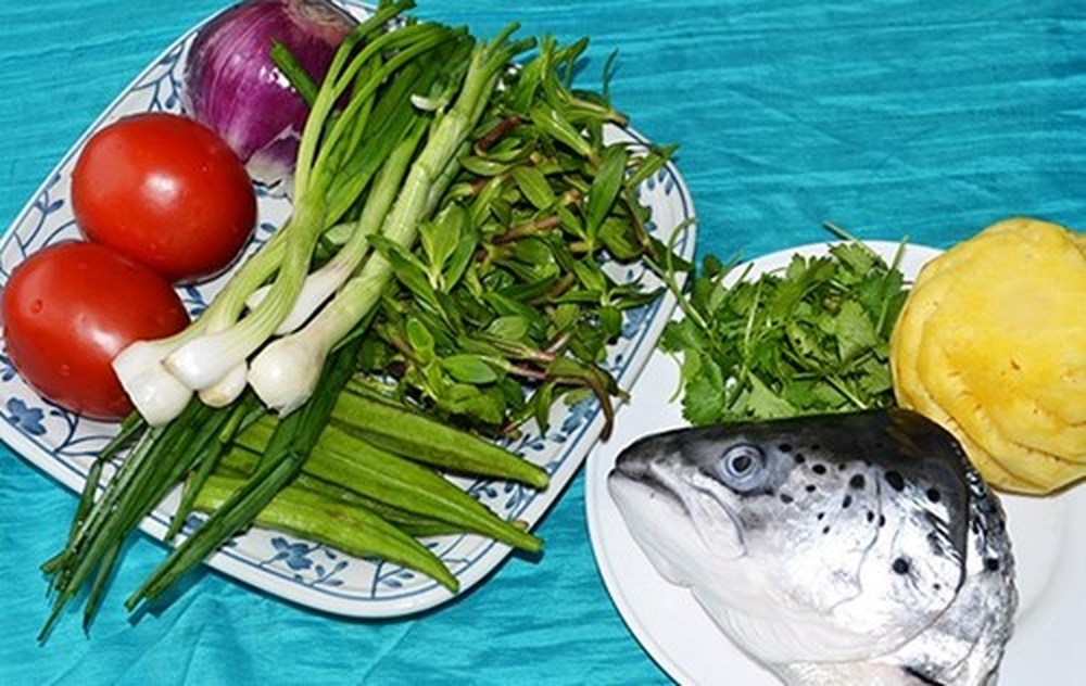 sơ chế nguyên liệu bún chả cá Nha Trang