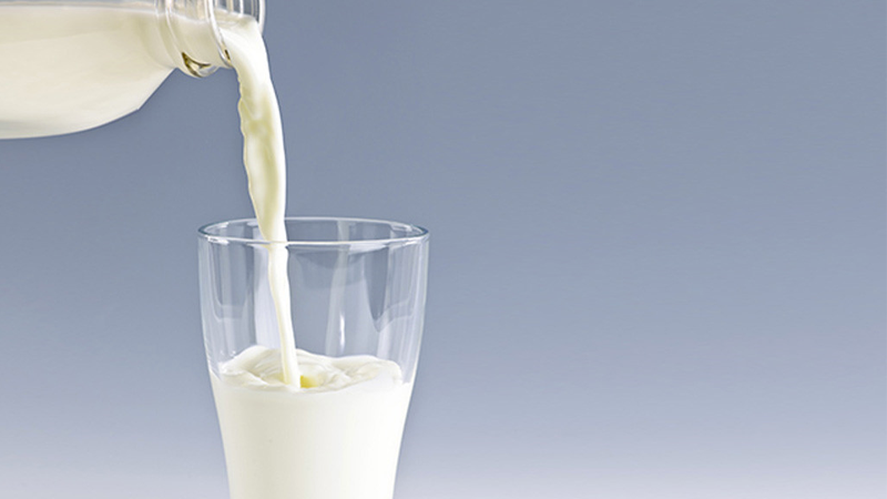 một vài trẻ khi uống sữa hoặc sử dụng những sản phẩm từ sữa (phô mai, sữa chua, kem, bơ) thường bị đầy hơi, chướng bụng, hay đi ngoài phân lỏng, vì cơ thế bé không sản xuất đủ enzym để hấp thụ lượng đường lactose này