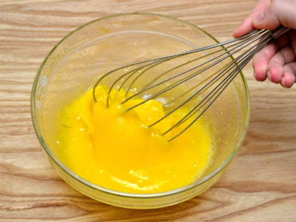 Trứng gà/ vịt  đánh tan nêm chút gia vị