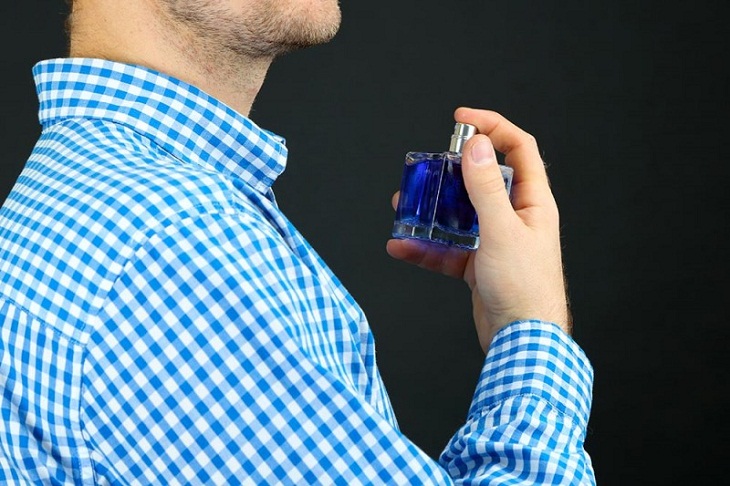 Using perfume or deodorant spray to remove cigarette smell