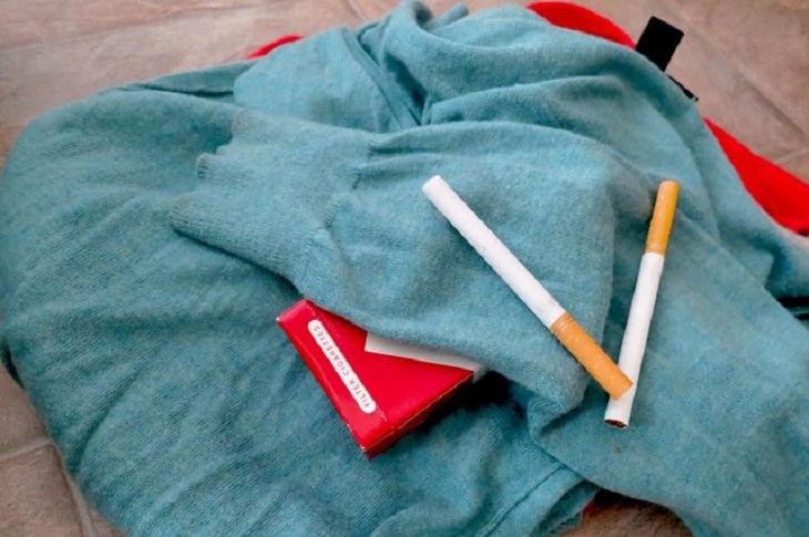 Làm sao để khử mùi thuốc lá trên quần áo?